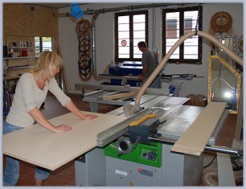 Rita und Harry bei der Holzbearbeitung