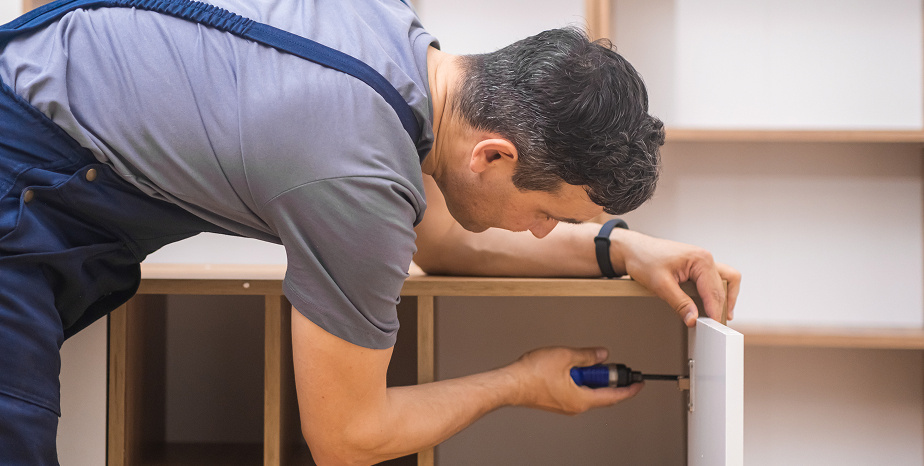 Schranktüren werden montiert und justiert. Unsere Spiegelschränke werden zusammengebaut geliefert.