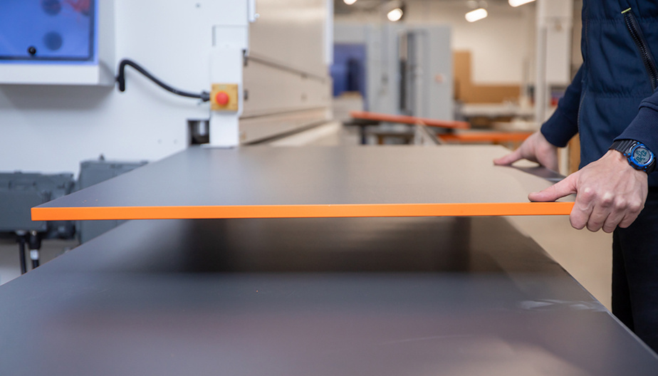 Spanplatte im Arbeitsprozess der Seitenumleimung in unserer Werkstatt