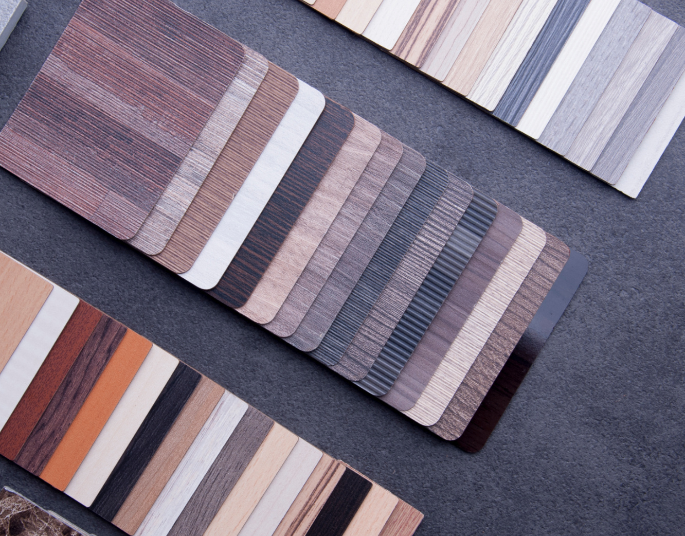 Große Auswahl an Plattenlaminat-Dekoren in verschiedenen Farben und -strukturen